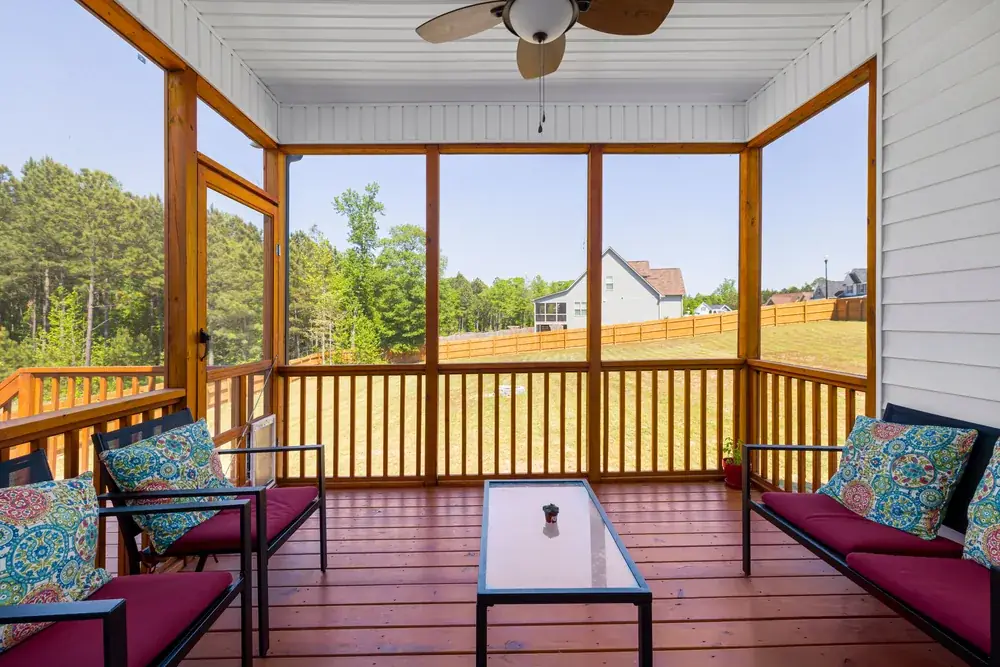 Screened lanai enclosure with patio furniture and a ceiling fan